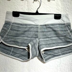 LULULEMON Short White and Grey Patterned, Size 8 -#308